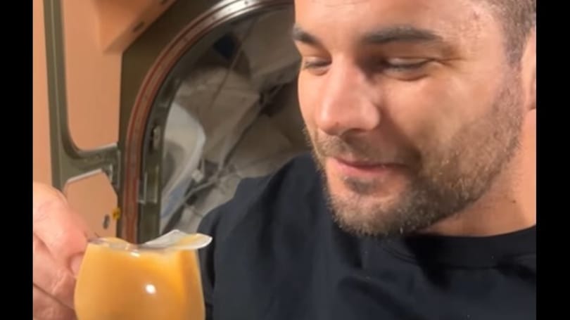 Kapu Tibor megmutatta, milyen cseles pohárból szippantotta ki az űrben illatos kávéját