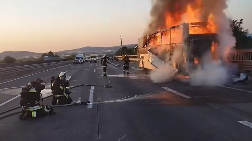 „Na, ilyet nem mindennap látsz” – videón, ahogyan a tűzoltók megpróbálnak eloltani egy lángokban álló buszt