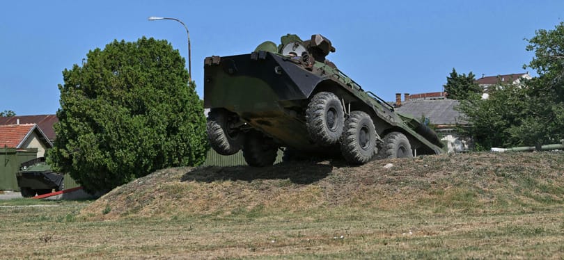 Intenzív fegyverkereskedelemben csúcsosodik ki a szerb-magyar katonai szövetség