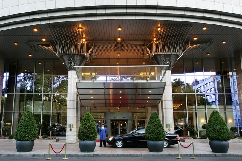 Műrepülőgép landolt a Kempinski Hotel Corvinus báltermében
