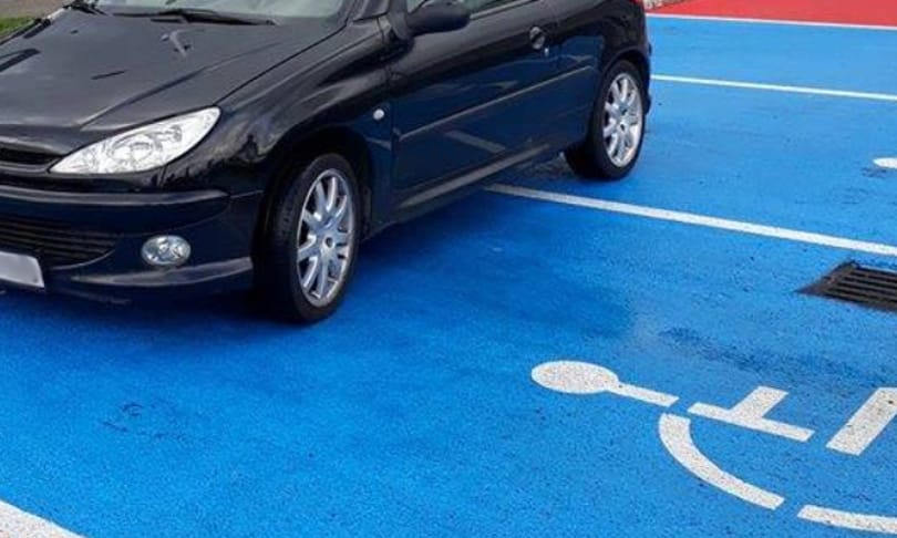 Parkolásból elégtelen: egy kabrióval egyszerre két budaörsi rokkanthelyen