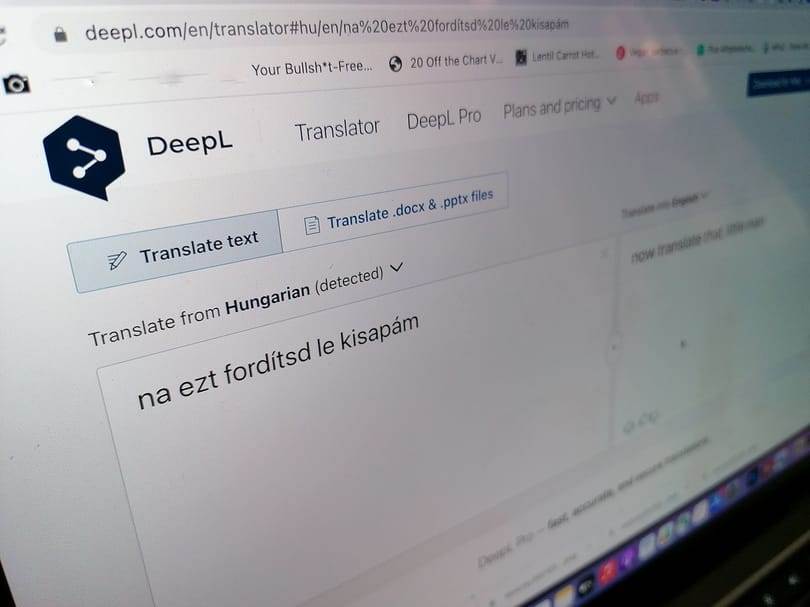 Mint a sci-fiben, valós időben, élőbeszédben törli el a nyelvi akadályokat a DeepL fordító újítása