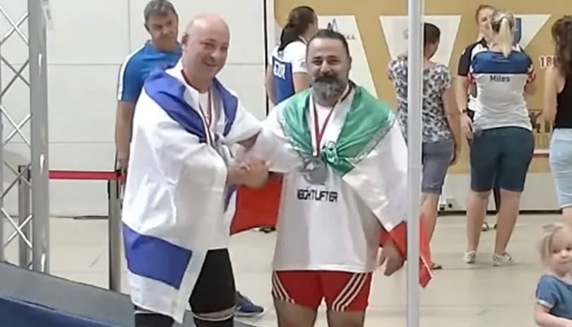 Egy életre eltiltották az izraelivel kezet fogó iráni súlyemelőt