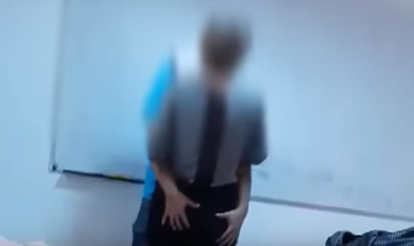 Csókolózni kellett a tanárával egy 15 éves román diáklánynak, hogy ne bukjon meg