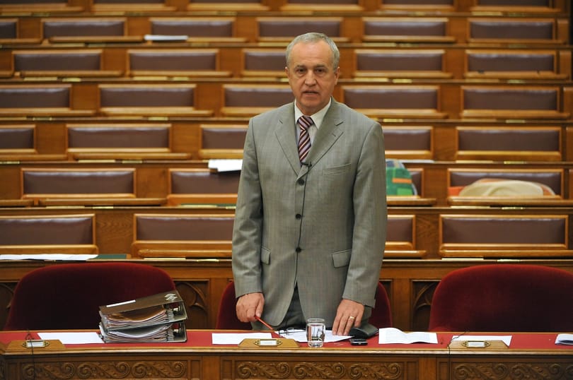 Komárom megelőlegez tűzoltóinak 42 millió forint túlórapénzt