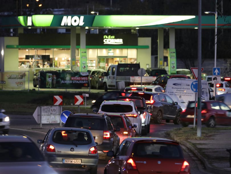 Hat forinttal olcsóbb lesz az üzemanyag péntektől