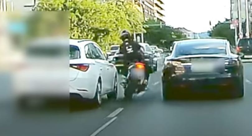 Hatalmasat esett a motoros a Váci úton, amikor két kocsi között próált elsuhanni – videó