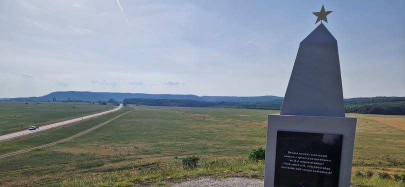 Az oroszok sorra újíttatják fel és használják háborús propagandára az itteni szovjet emlékműveket