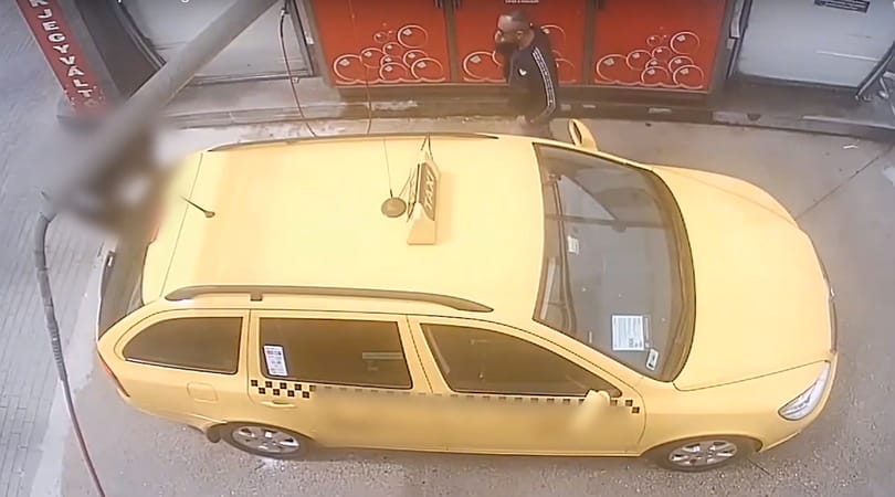 Pofátlan módon loptak meg egy autóját mosó taxist – videó