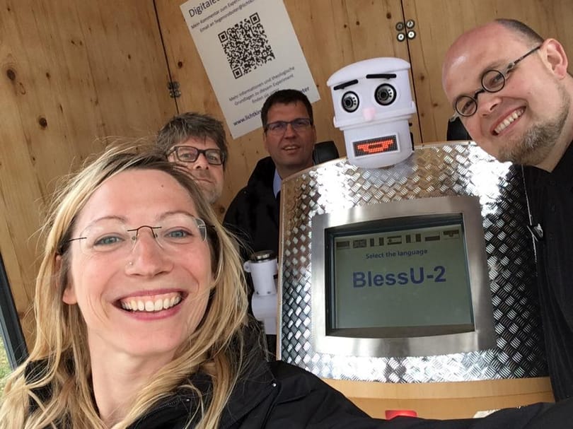 Isteni ötletek: áldást osztó robot és ájtatosságalkalmazás