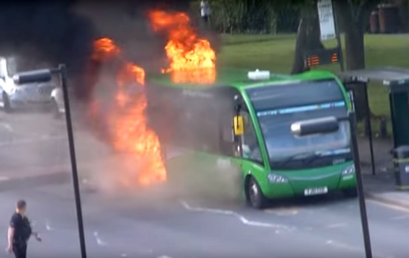Másodpercekkel a robbanás előtt menekítette ki az utasokat az égő busz sofőrje