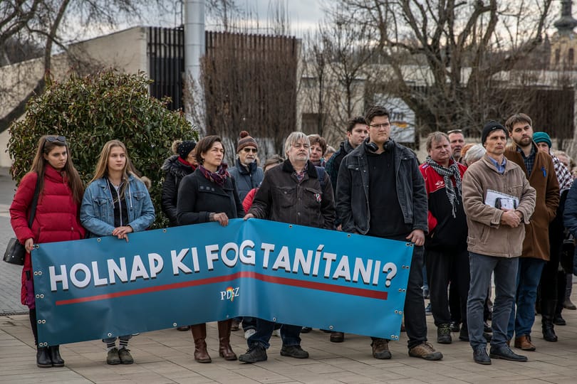 A pedagógusok több vágyát is teljesítené az ellenzék, de a béremelést csak módjával