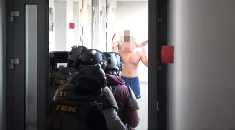 A TEK csapott le egy 17 éves fiúra Erzsébetvárosban, éles lőfegyvereket is találtak