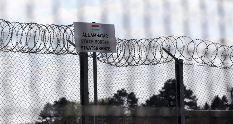 Összeverekedett a szegedi rendőrökkel az afgán férfi, aki haza akart szökni