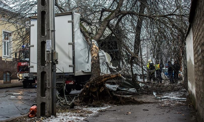 Fotók: Súlyos balesetek történtek a napokban Budapest-szerte