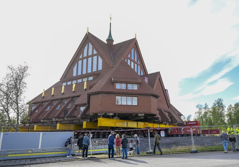 Trélerre raknak és átköltöztetnek egy komplett templomot Svédországban – videó