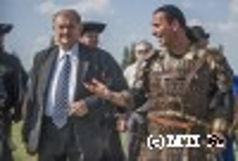 Lezsák Sándor hun és türk tudatúakkal őrzött hagyományokat