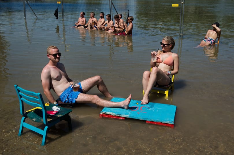 Telnek a szeretetkuckók, gyűlnek a pancsolók - a keménymag már elfoglalta a Szigetet