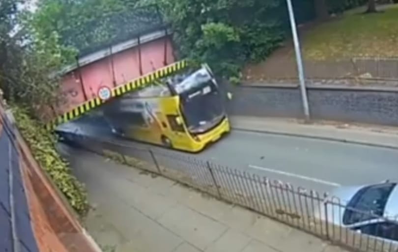 Leborotválta egy emeletes busz tetejét egy híd Angliában, húszan sérültek meg – videó