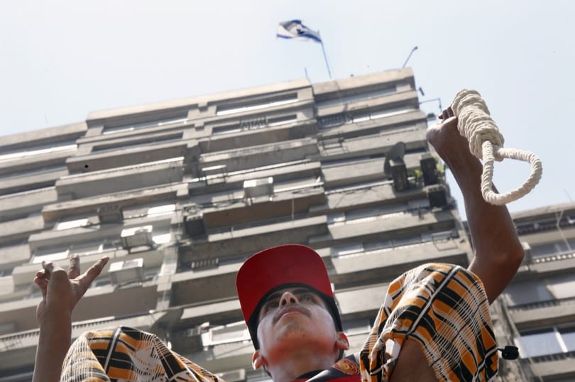 Körbefalazták az izraeli követséget Egyiptomban