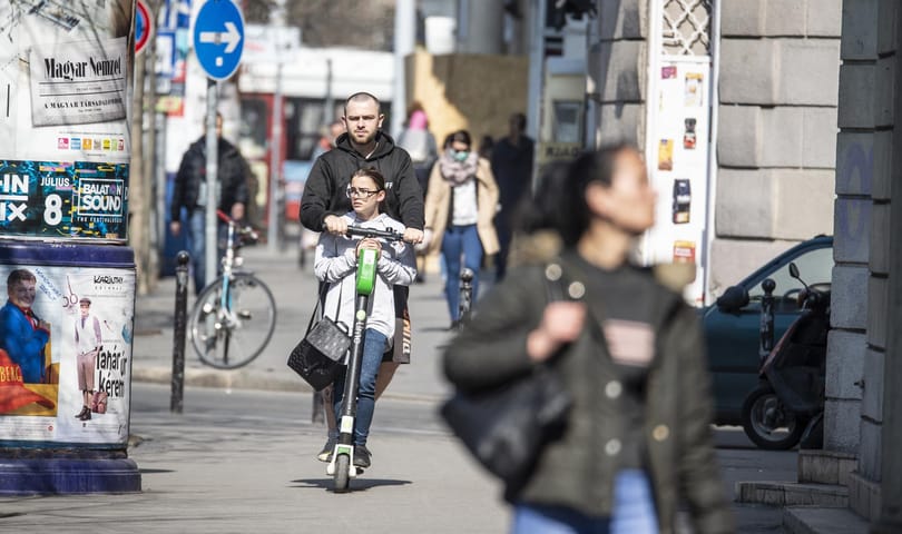 Nagy gondban a közösségi rollerezés, de már látják a megoldást
