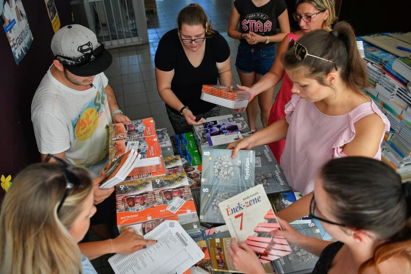 Csak azért is állami tankönyv: fenyegető levelet kaptak az iskolák