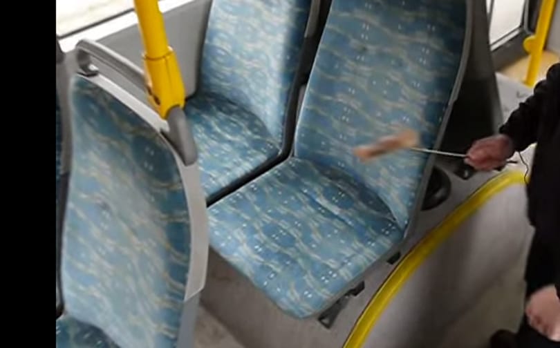 Miért olyan förtelmesen rondák eleve a buszok ülései? Nagyjából ezért
