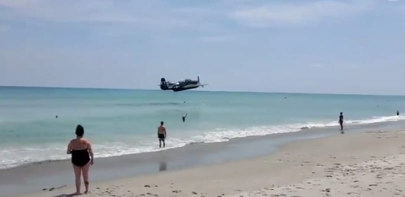 Strandon szállt le egy II. világháborús repülő – videó