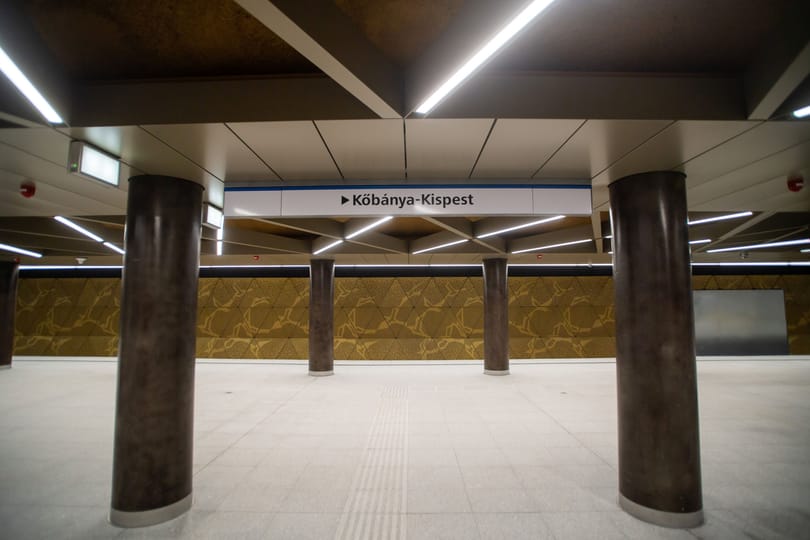 Vádat emeltek egy férfi ellen, mert Covid–19 feliratú bakancsot hagyott a metrón