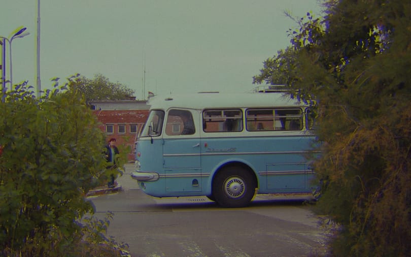 Régen buszok ezrei gördültek ki, ma róka fut át az Ikarus gyárudvarán – videó