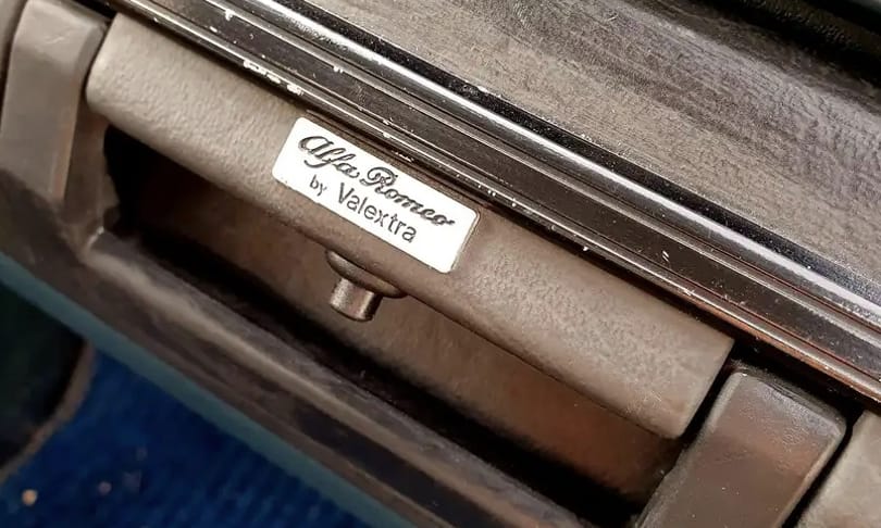 Műszerfalba csúsztatható aktatáskával csábít vásárlásra ez a ritka Alfa Romeo