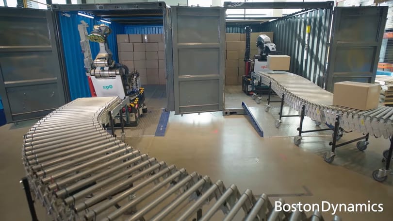 Táncolni ugyan nem tud, de ügyesen pakolja a dobozokat a Boston Dynamics új robotja