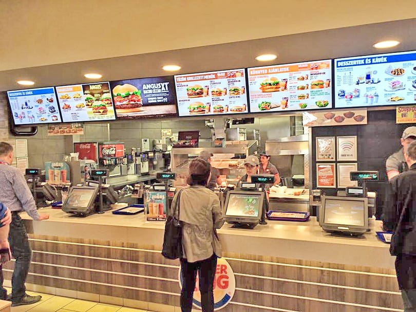 Hamburgerinfláció: jól felhizlalták a magyarok a gyorséttermeket 2024-ben
