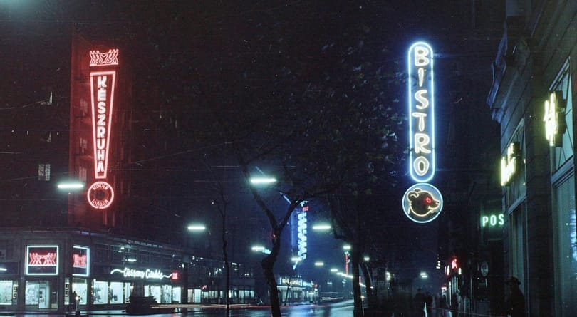 Megmenekülhetnek a budapesti neonreklámok
