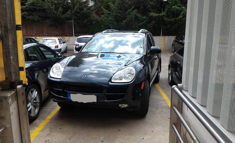 A nap fotója: itt egy újabb porschés, akinek meg kellene tanulnia parkolni
