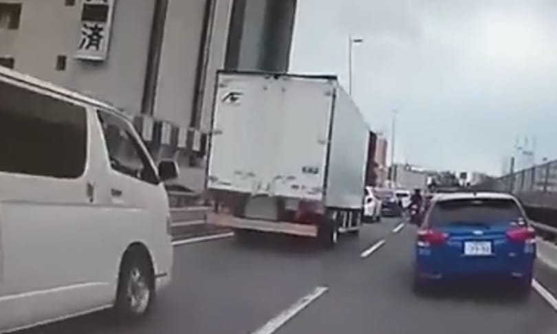 A nap videója: Így rángatta meg az úton közlekedő autókat az erős földrengés