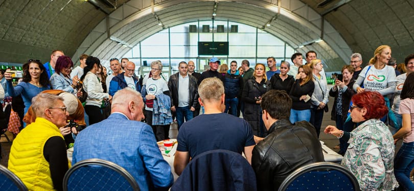 Állásinterjúk, csapatépítők, coachok: megnéztük, hogyan épít hálózatot a Tisza Párt, multivilágba csöppentünk