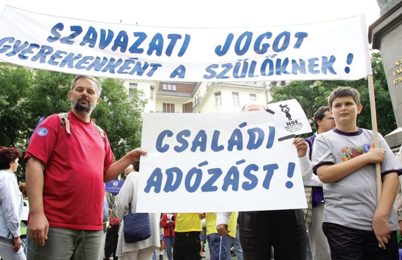 Családi kedvezmény: mennyi jár házasoknak, élettársaknak? – új kalkulátor