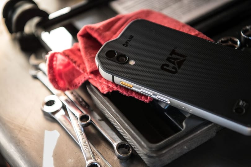 Itt egy kinyírhatatlan mobil: a Caterpillar telefonja kész szerszámosláda, de egy iPhone X-be kerül