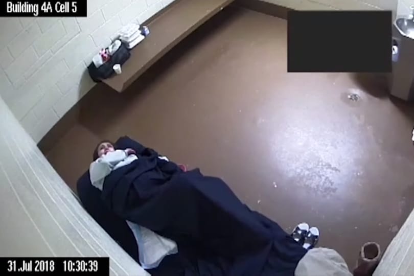 Hiába kiabált segítségért, egyedül szült a börtöncellában – videó