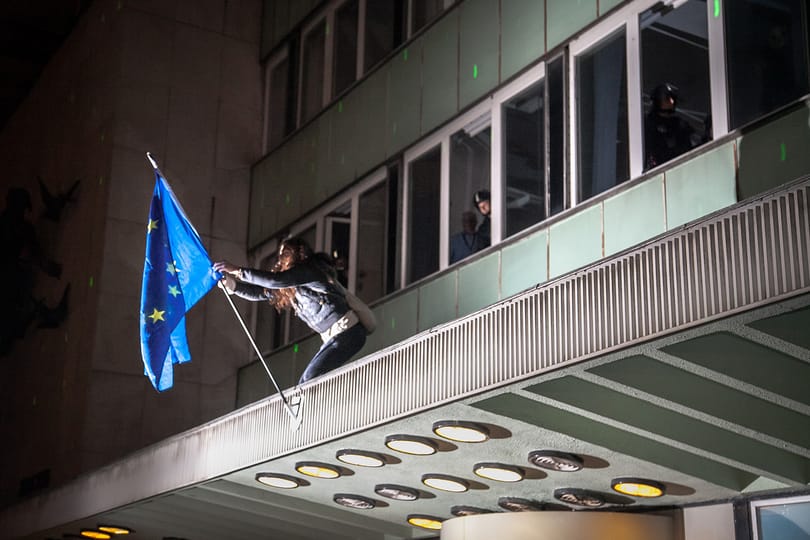 Megszólalt a lány, aki kitűzte az EU-s zászlót a Rádióra