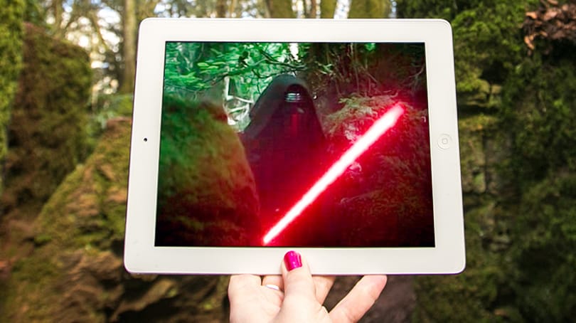 Két finn világjáró mobilllal és tablettel, eredeti helyszíneken idézi meg a híres filmek jeleneteit