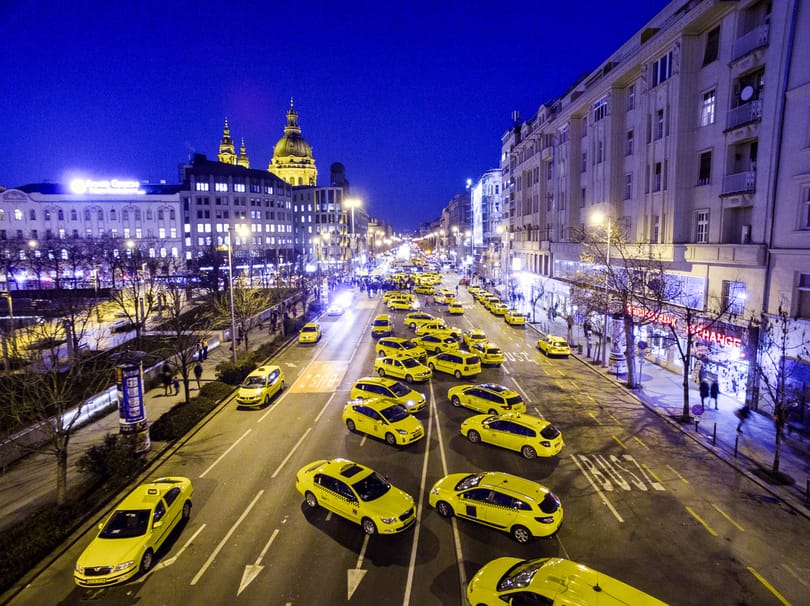 Erősítést várnak keddre a pesti taxisok