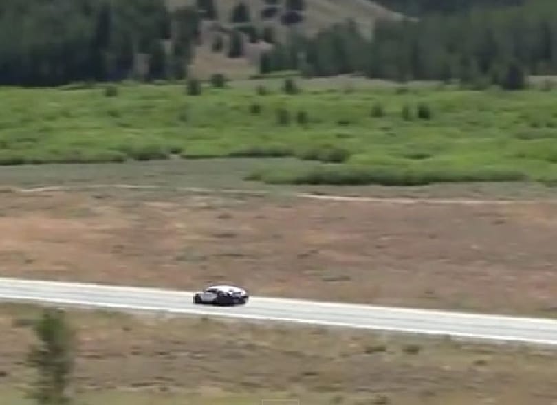 Ilyen, amikor 396-tal száguld közúton a Bugatti Veyron - videó