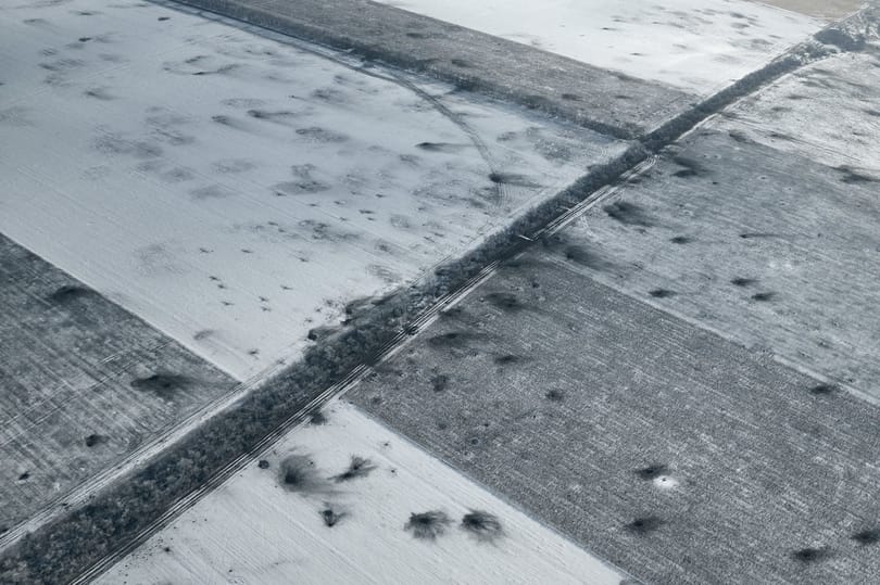 Bahmutban a várost átszelő sínek mentén húzódik a front