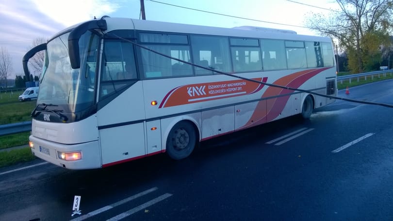 Elektromos vezetékek miatt ragadtak bent az utasok egy buszban Abdán - fotók