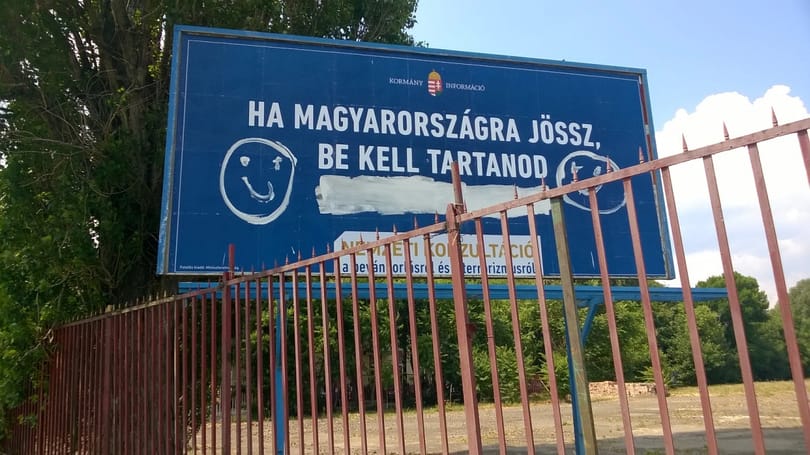 Galéria: Sorra rongálják meg a kormány bevándorlóellenes plakátjait