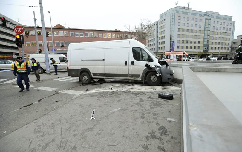 Három embert gázolt el egy megállóba csapódó autó a Lehel téren