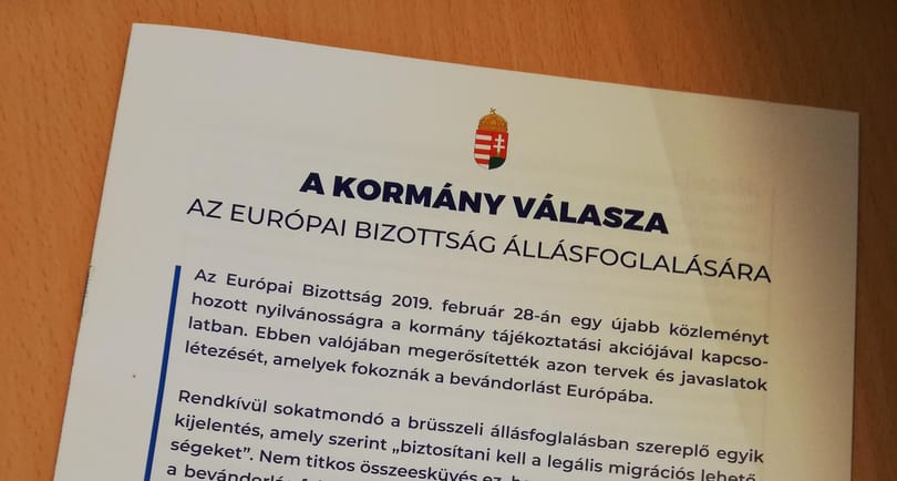 Orbán ígérete ellenére a kormány kedvenc lapja belehúzott a Brüsszel-ellenes kampányba