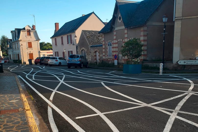 Követhetetlen felfestéssel próbálják összezavarni a gyorshajtókat egy francia kisvárosban